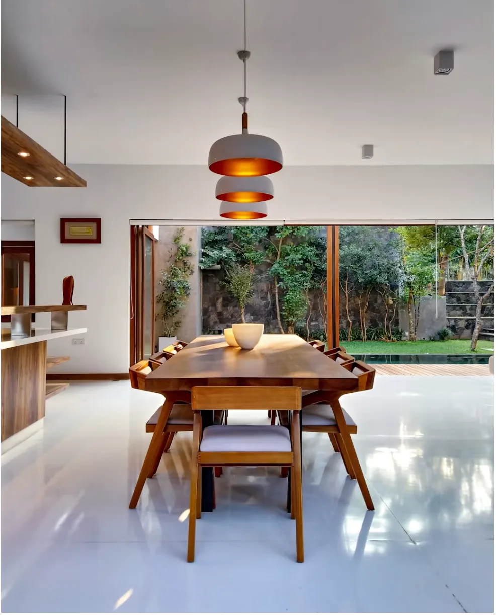 Comedor residencial con apertura al jardín