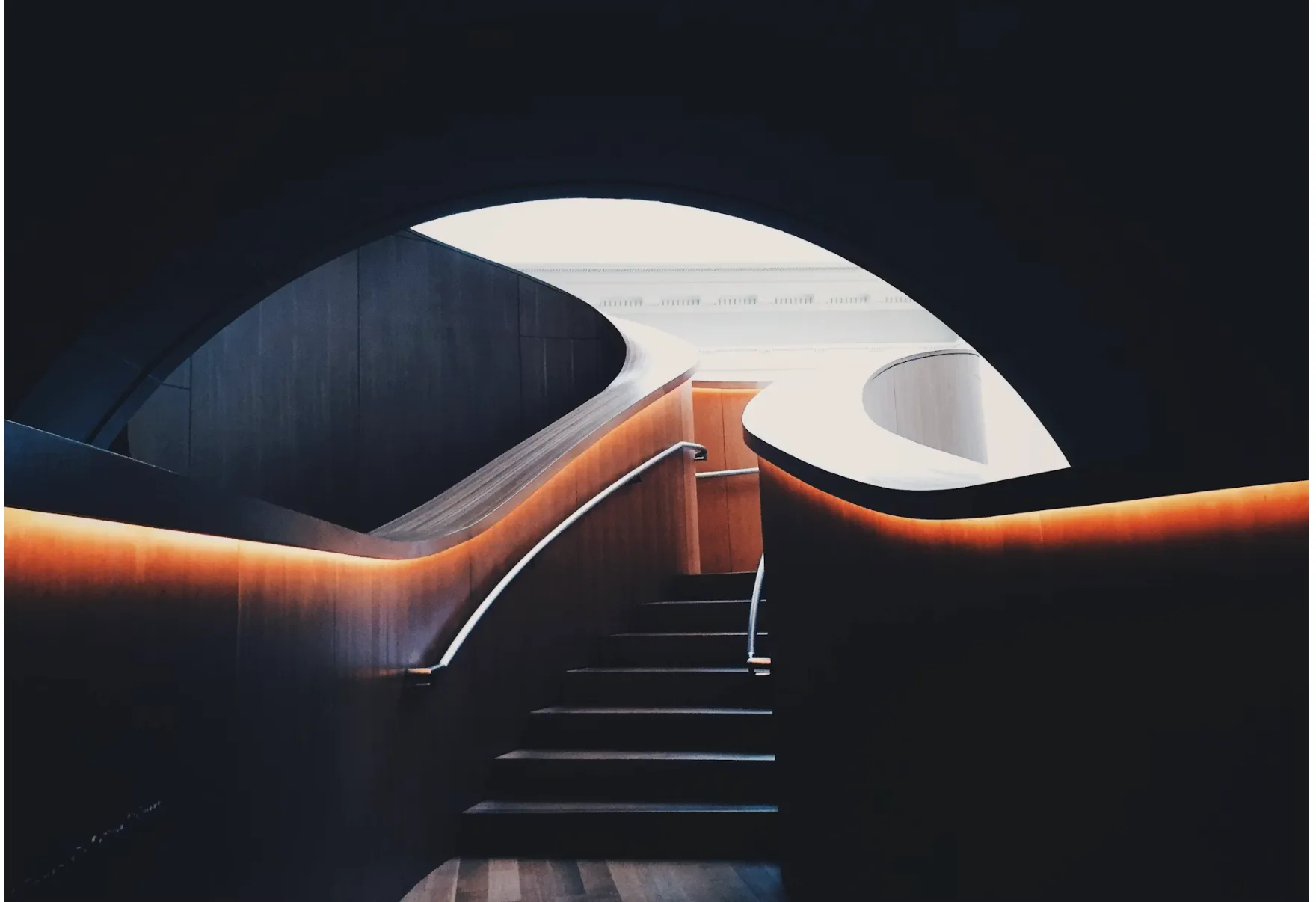Escalera interior con luz indirecta