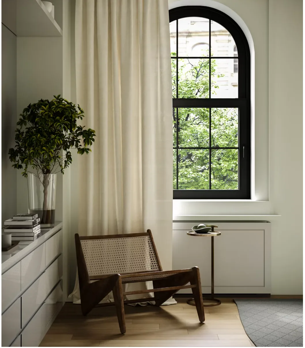 Ventana arqueada en interior residencial
